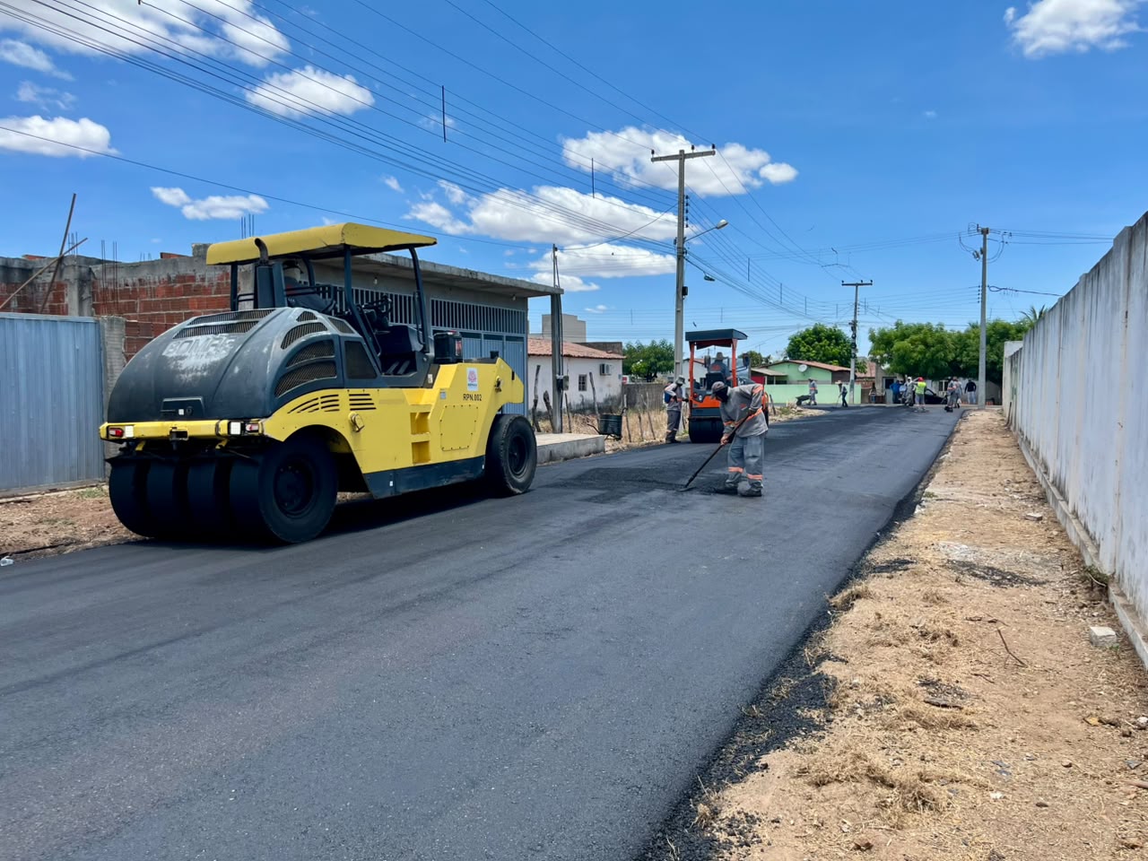 Prefeitura de Sousa avança com pavimentação asfáltica e inicia nova etapa de obras no bairro Mutirão